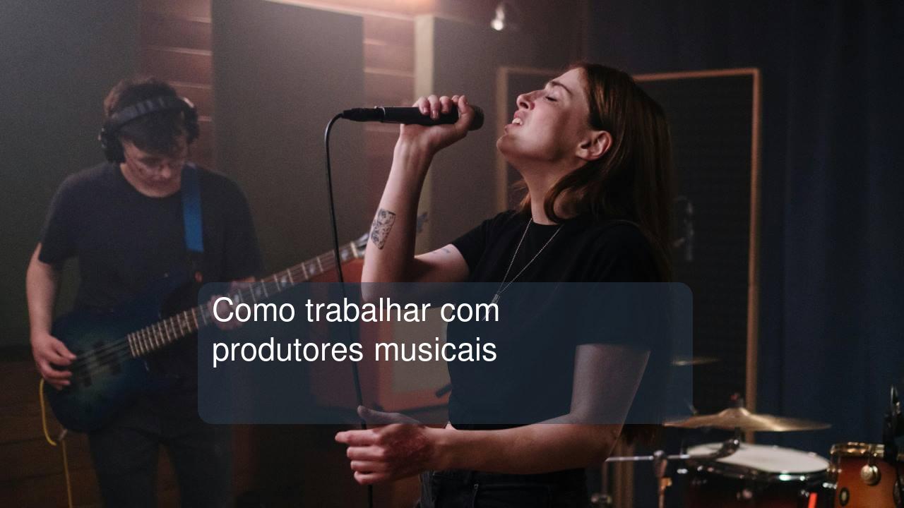 Como trabalhar com produtores musicais